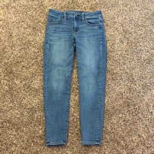 Medium wash American Eagle jegging